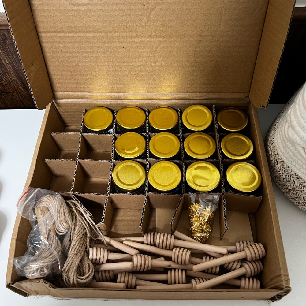 MINI JARS (FAVORS) SET OF 13 + WITH BANNER